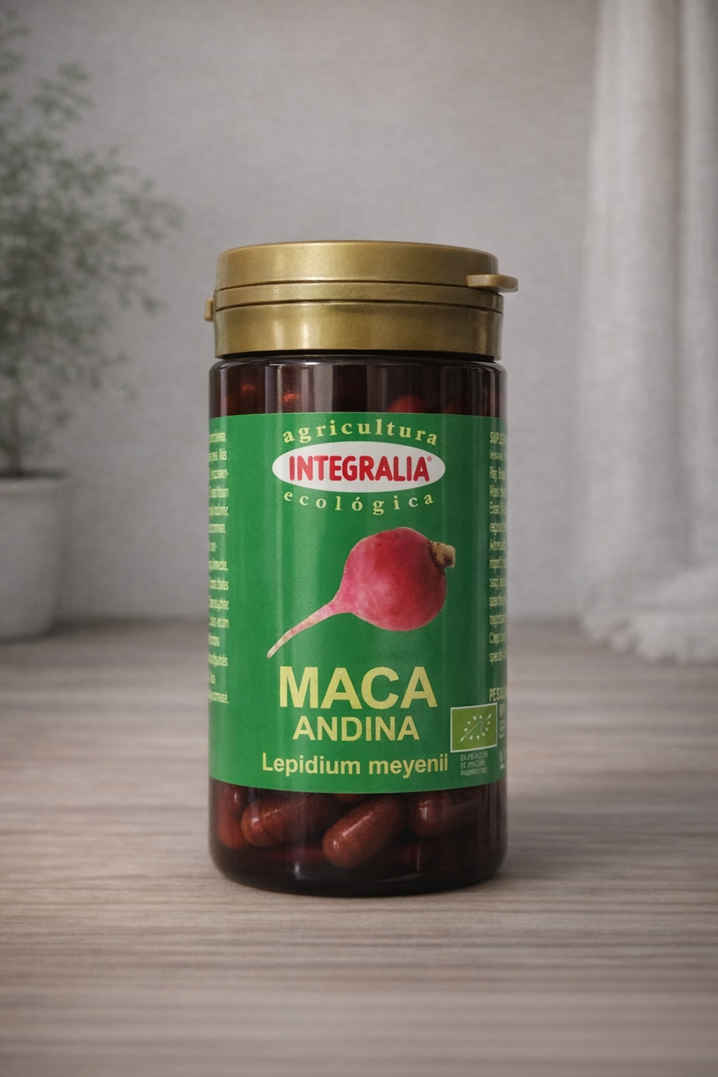 Bote de Maca Andina ecológica Integralia con 60 cápsulas sobre fondo neutro de madera.