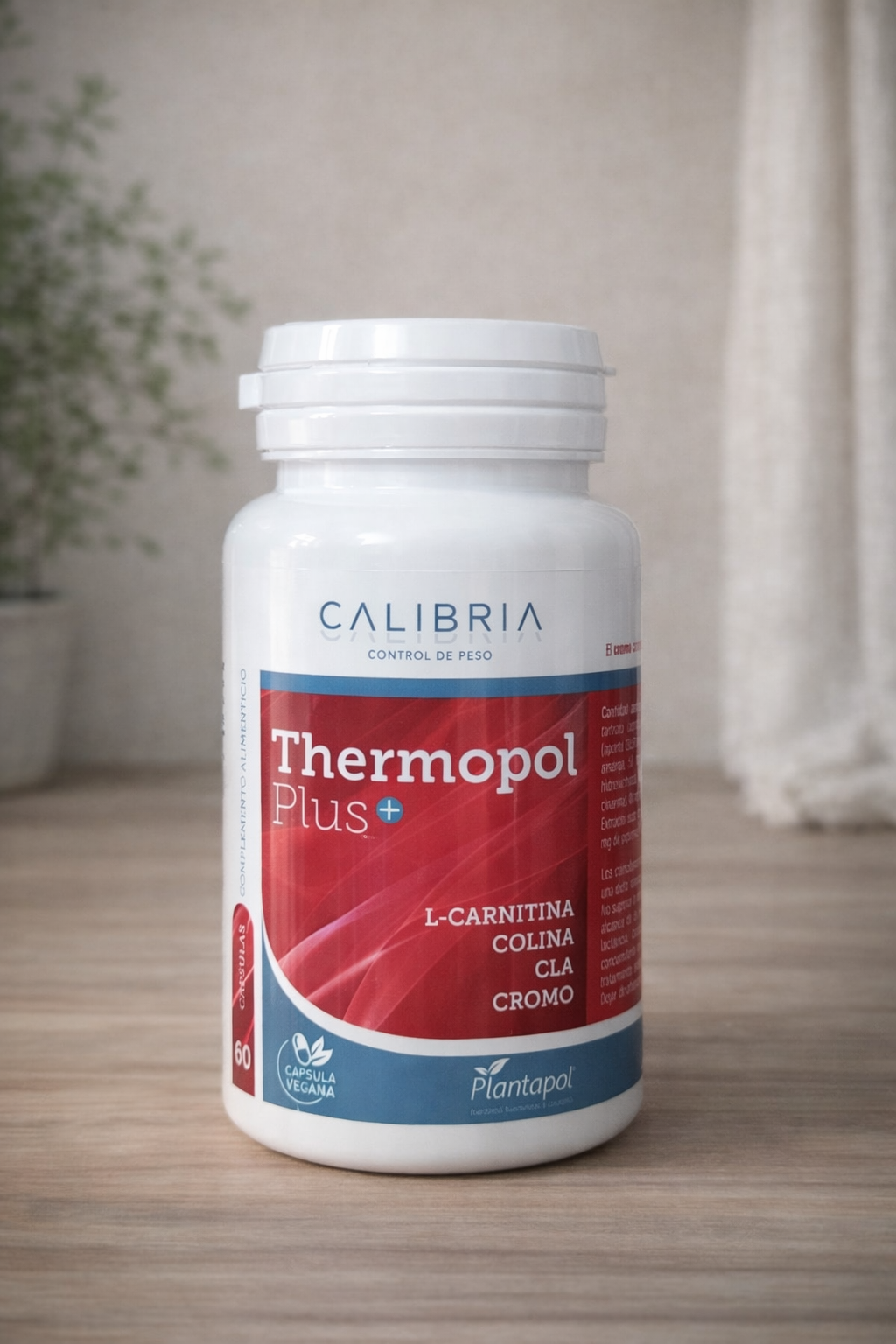 Bote de Thermopol Plus Calibria con 60 cápsulas vegetales sobre fondo neutro de madera.